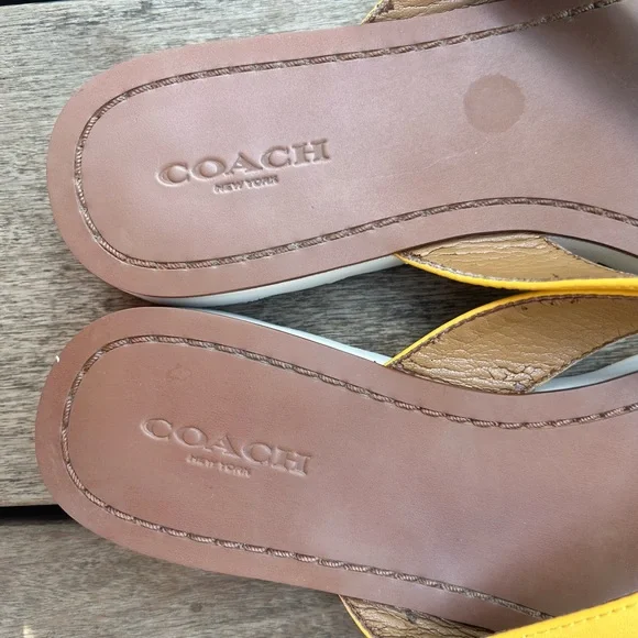 COACH Shelly Turnlock Flip Flop Sandal Yellow Leather Women's Slippers Sz 6.5